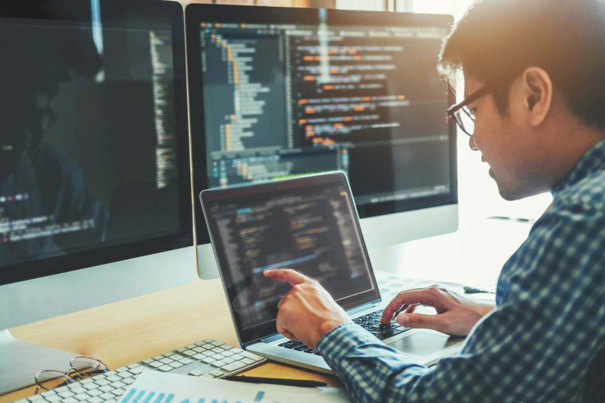 Risks and Advantages Of Outsourcing Information Systems in 2023